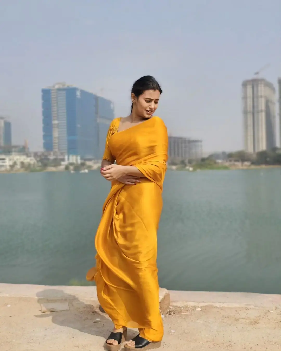 TELUGU TV ACTRESS DEEPA JAGADEESH STILLS IN YELLOW SAREE BLOUSE